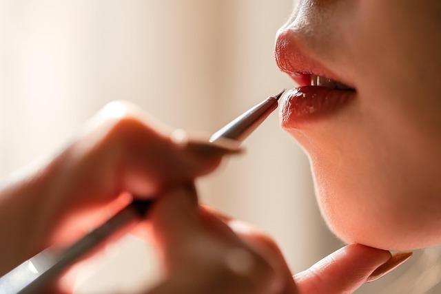 Key Ingredients That Boost Lip Balm Performance and Moisture Retention
